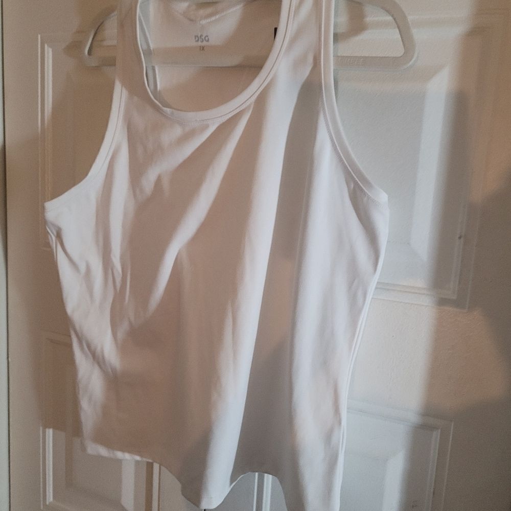 DSG Women’s Size 1xlarge White sleeve less Shirt Nwt Unworn